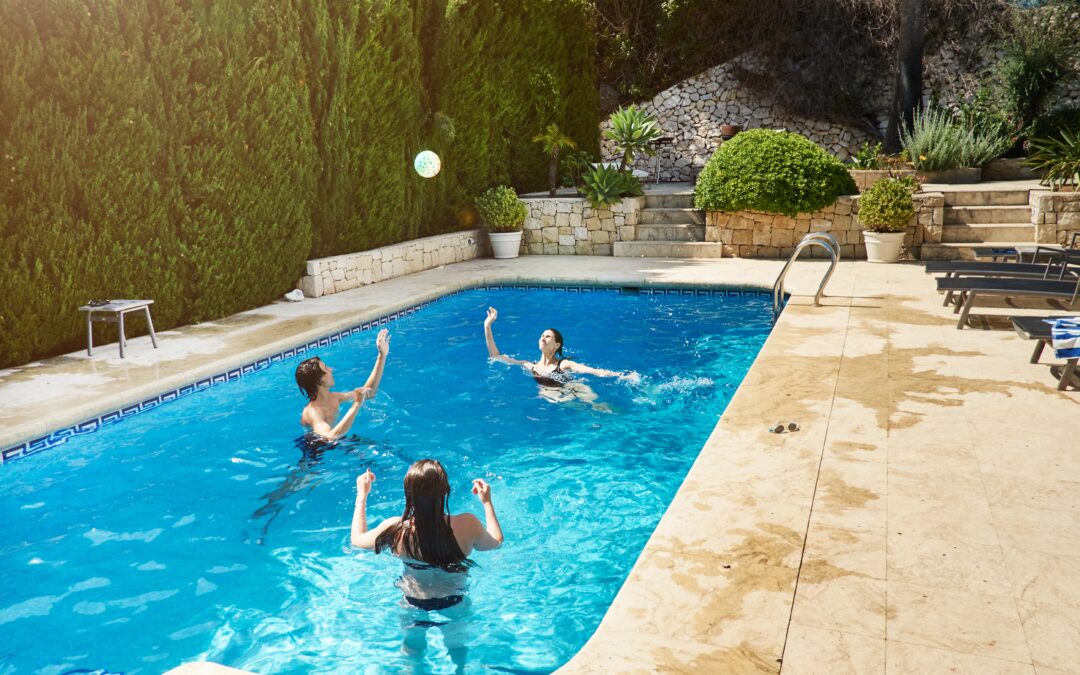 Gunite vs Fiberglass Pools